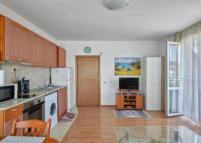 Daire Charming 1-bedroom In Ravda By Flat Mаnаger Misivri